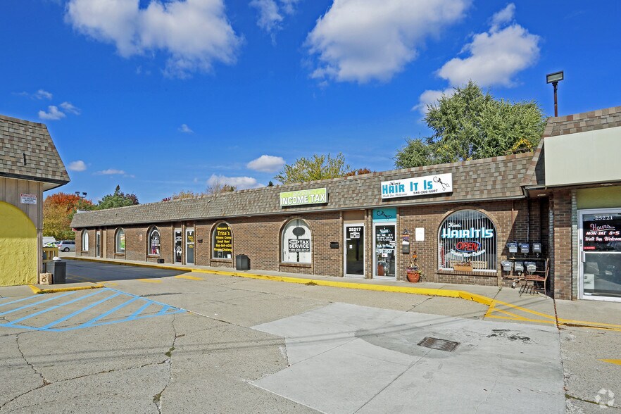 25213-25223 Gratiot Ave, Roseville, MI à vendre - Photo du bâtiment - Image 2 de 5