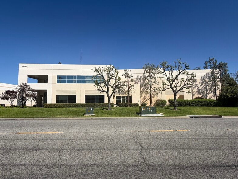 26140 Avenue Hall, Valencia, CA for lease - Building Photo - Image 1 of 3