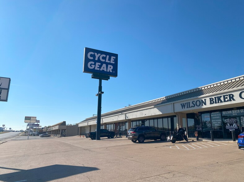 3008-3032 Alta Mere Dr, Fort Worth, TX à louer - Photo du bâtiment - Image 2 de 7