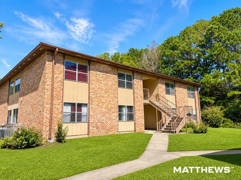 Colonial & Northpointe Apartments portfolio of 2 properties for sale on LoopNet.ca - Building Photo - Image 1 of 3