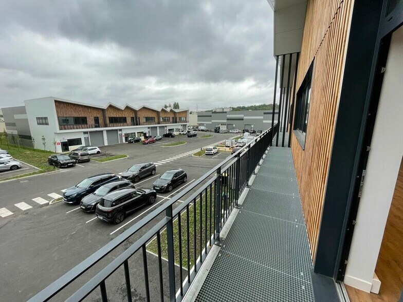 83 Rue Maurice Berteaux, Montmagny for lease - Building Photo - Image 3 of 6