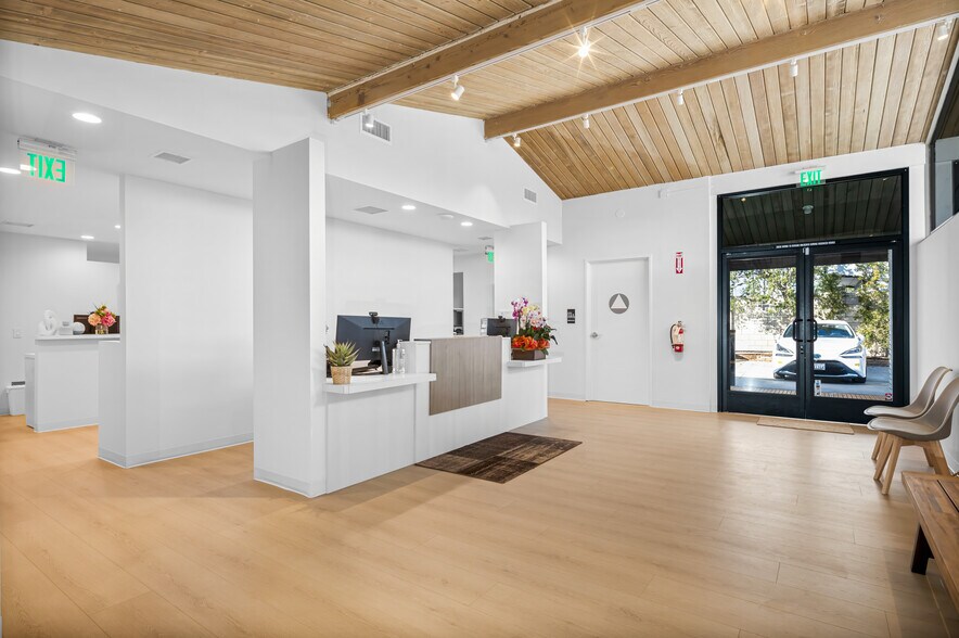 2077 Harbor Blvd, Costa Mesa, CA à louer - Photo intérieure - Image 3 de 3