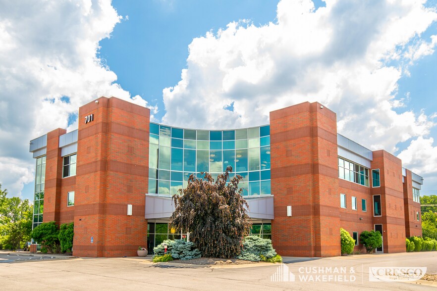 701 White Pond Dr, Akron, OH à louer - Photo du bâtiment - Image 1 de 9