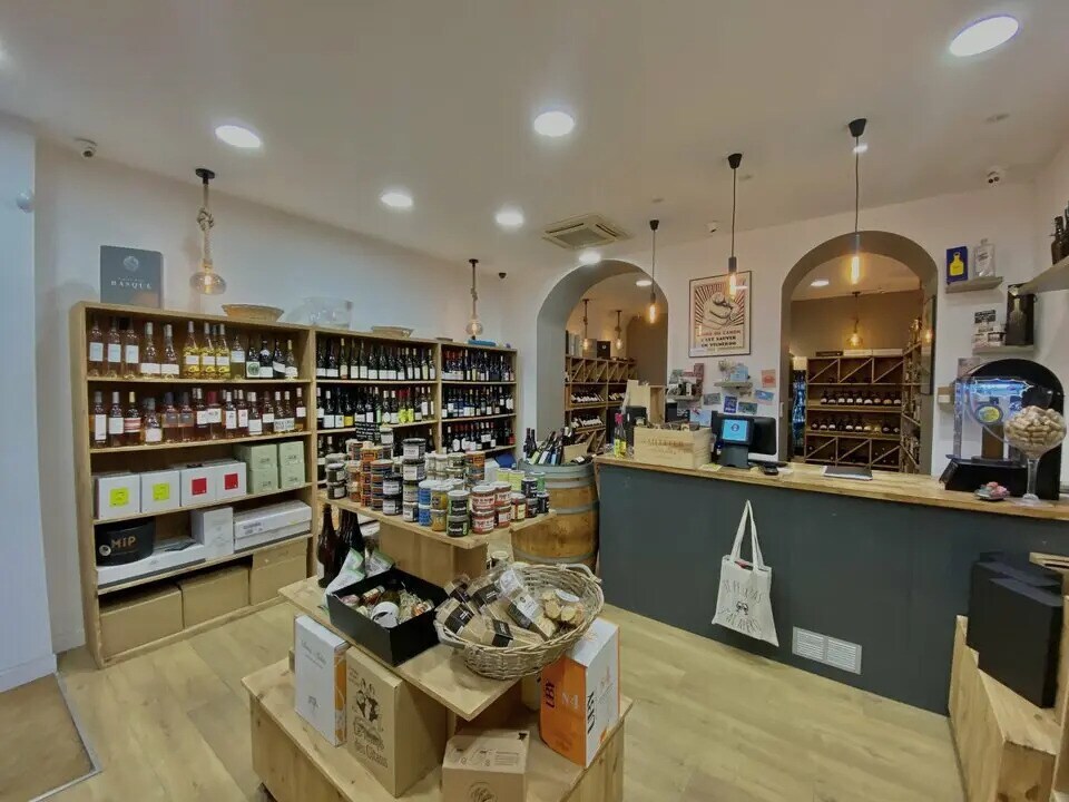 Retail in Nice for lease Interior Photo- Image 1 of 2