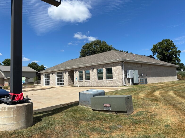 11 Cottonwood Dr, Chatham, IL for lease - Building Photo - Image 2 of 9