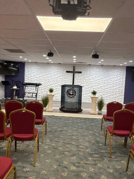 1402 Shepard Dr, Sterling, VA à louer - Photo du bâtiment - Image 3 de 10