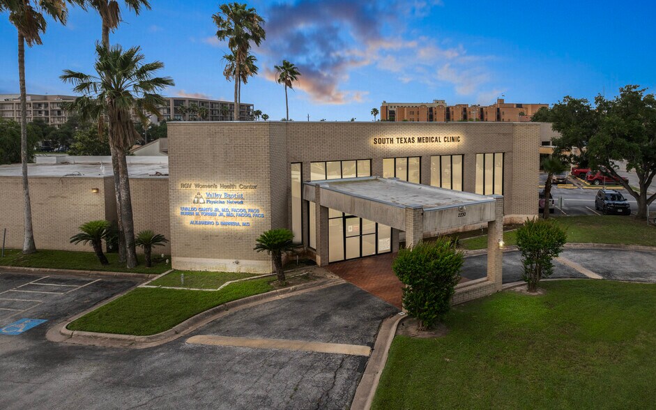 16,584 SF Obstetrics & Gynecology portfolio of 2 properties for sale on LoopNet.ca - Building Photo - Image 1 of 11