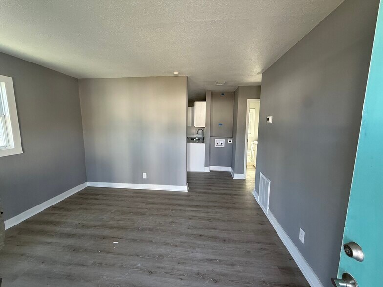 2232 Alma Ct, Charlotte, NC à vendre - Photo du bâtiment - Image 3 de 13