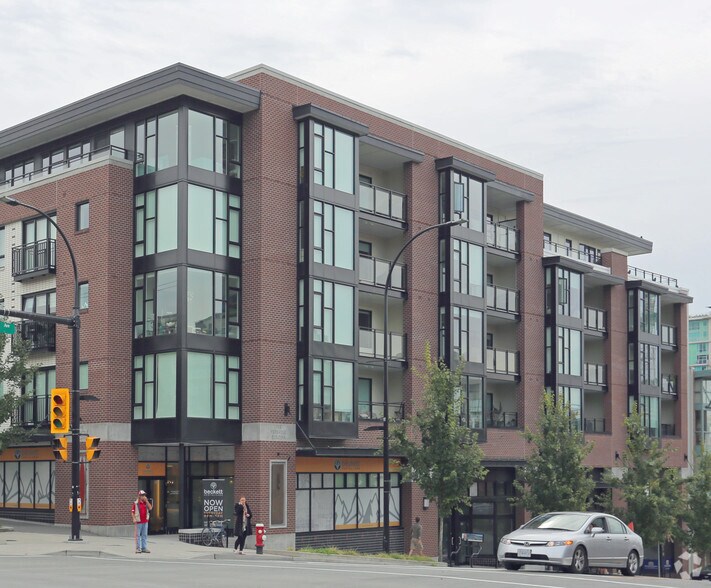 220-250 Lonsdale Ave, North Vancouver, BC à vendre - Photo du bâtiment - Image 2 de 10