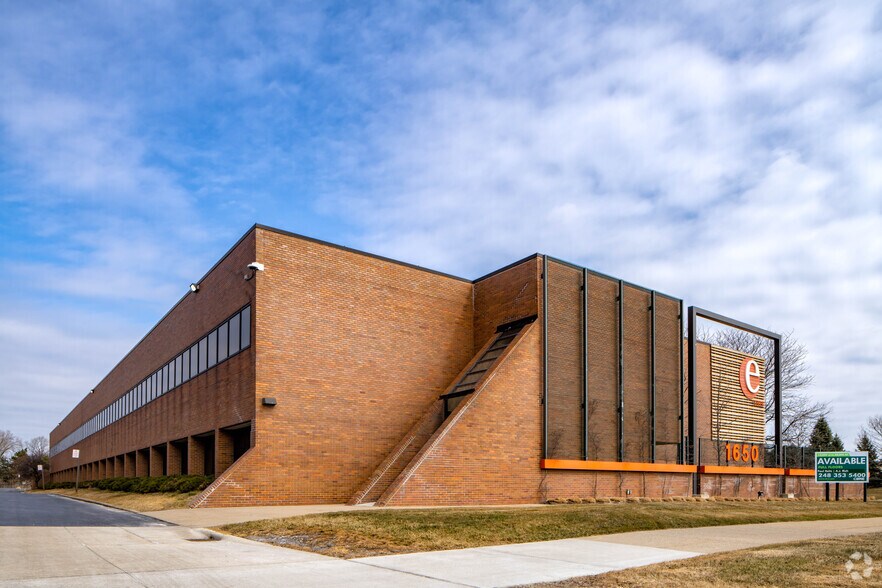 1650 W Big Beaver Rd, Troy, MI à louer - Photo du bâtiment - Image 2 de 8
