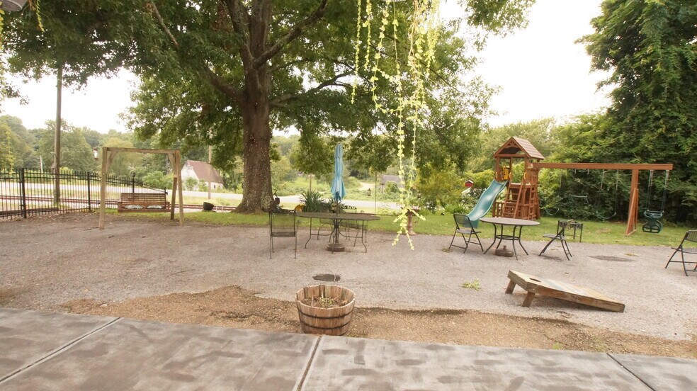 1027 Jackson Ave, Enid, MS à vendre - Photo du bâtiment - Image 2 de 11