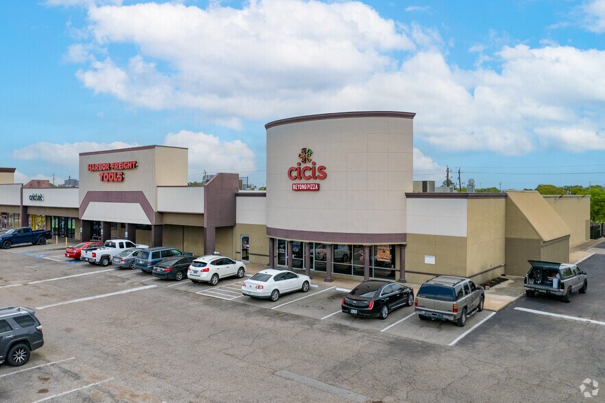 10822-10962 N I-45, Houston, TX à louer - Photo du bâtiment - Image 1 de 5