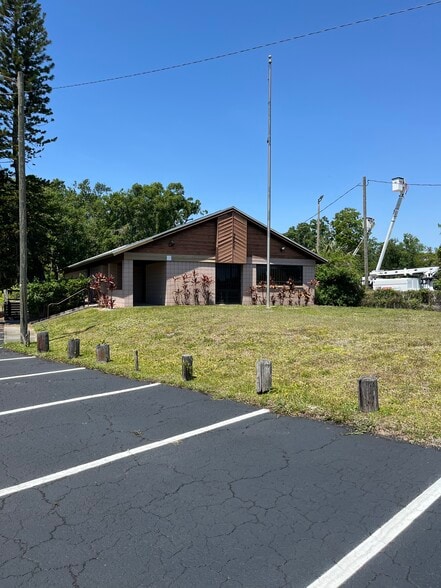 8406 N US Highway 301, Tampa, FL à louer - Photo du bâtiment - Image 3 de 9