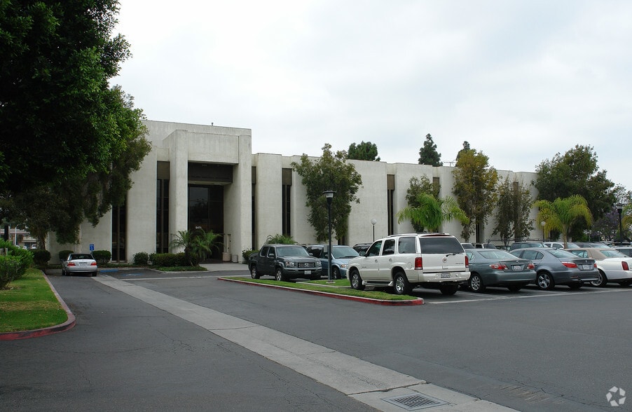 5471 La Palma Ave, La Palma, CA à louer - Photo du bâtiment - Image 3 de 9