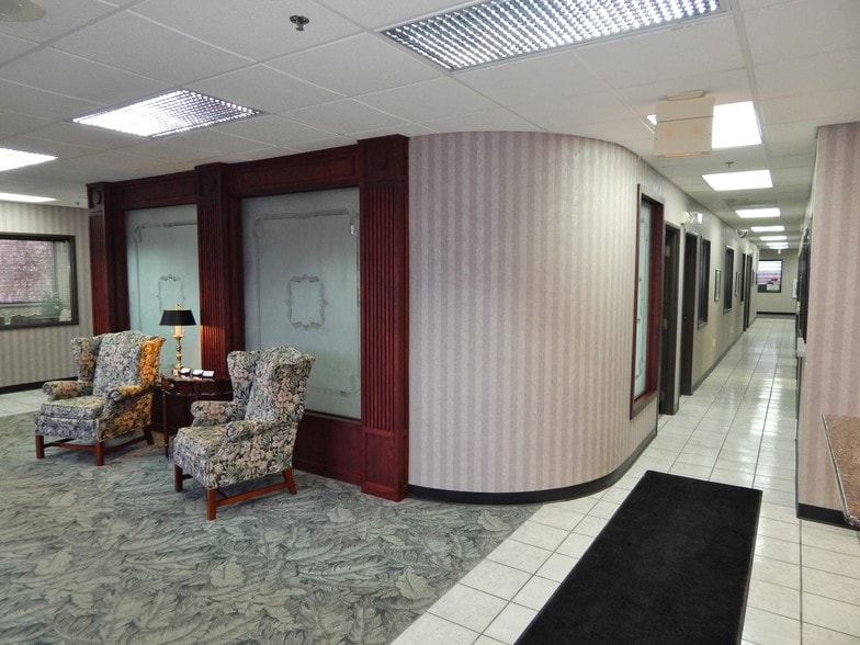 100 NW Englewood Rd, Kansas City, MO for lease - Building Photo - Image 2 of 7