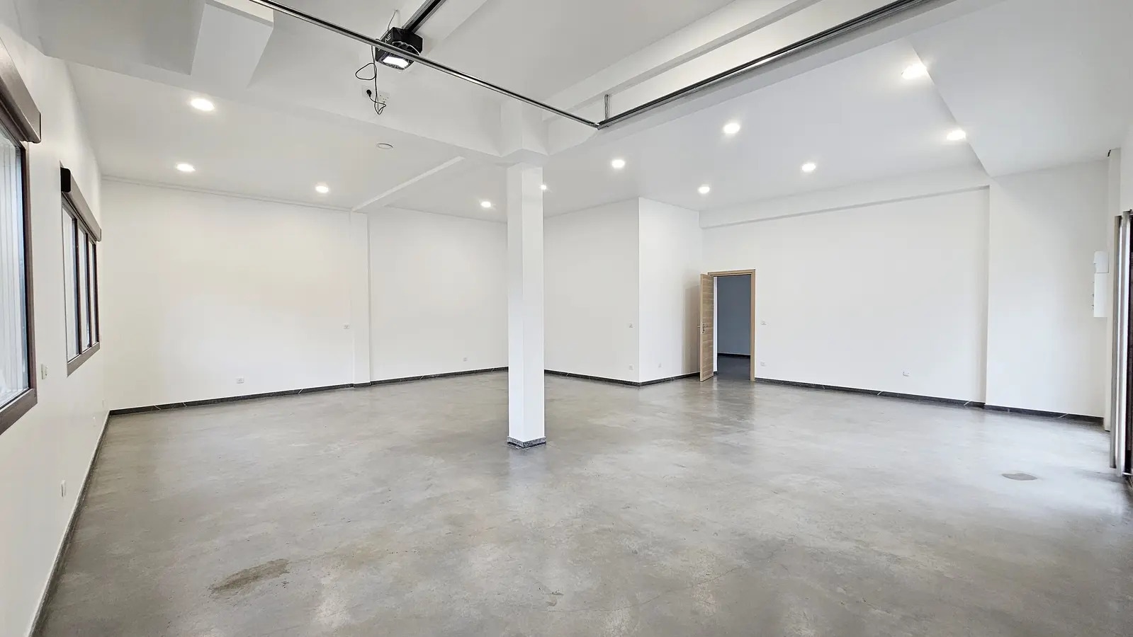 Flex in Limeil-Brévannes for lease Interior Photo- Image 1 of 18