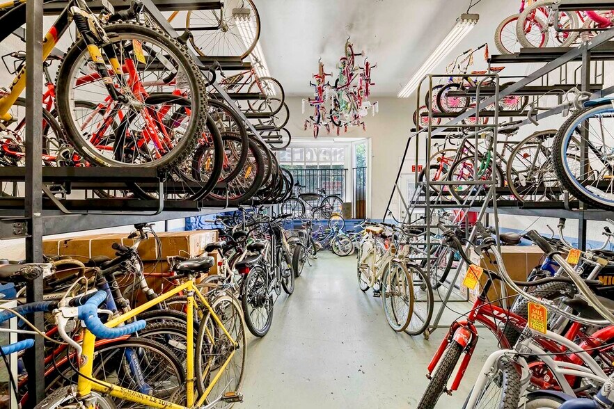 4311 E Carson St, Long Beach, CA à vendre - Photo du bâtiment - Image 3 de 11