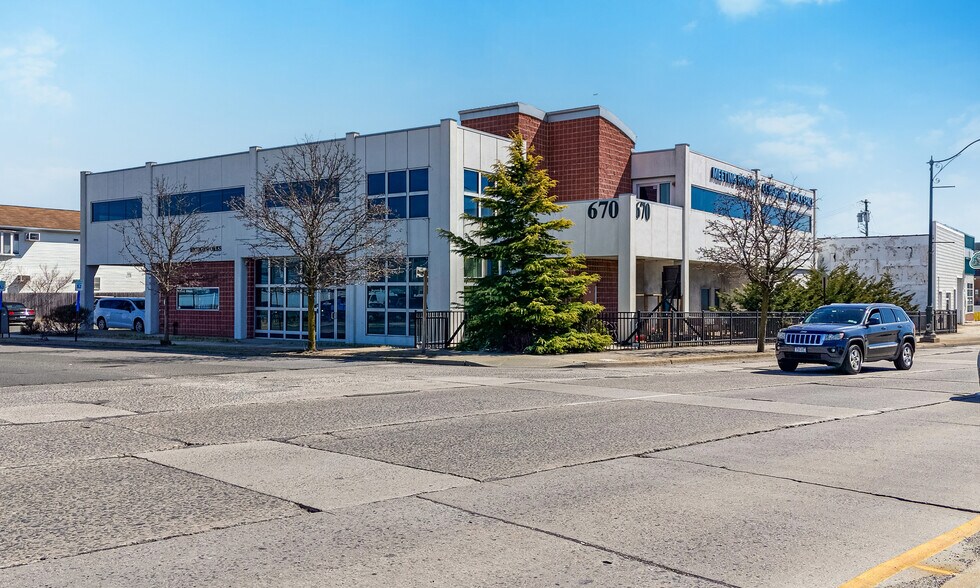 670 Long Beach Blvd, Long Beach, NY à vendre - Photo du bâtiment - Image 3 de 9