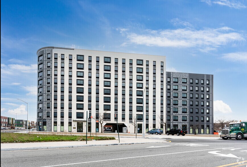 881 Erskine St, Brooklyn, NY à louer - Photo du bâtiment - Image 2 de 2