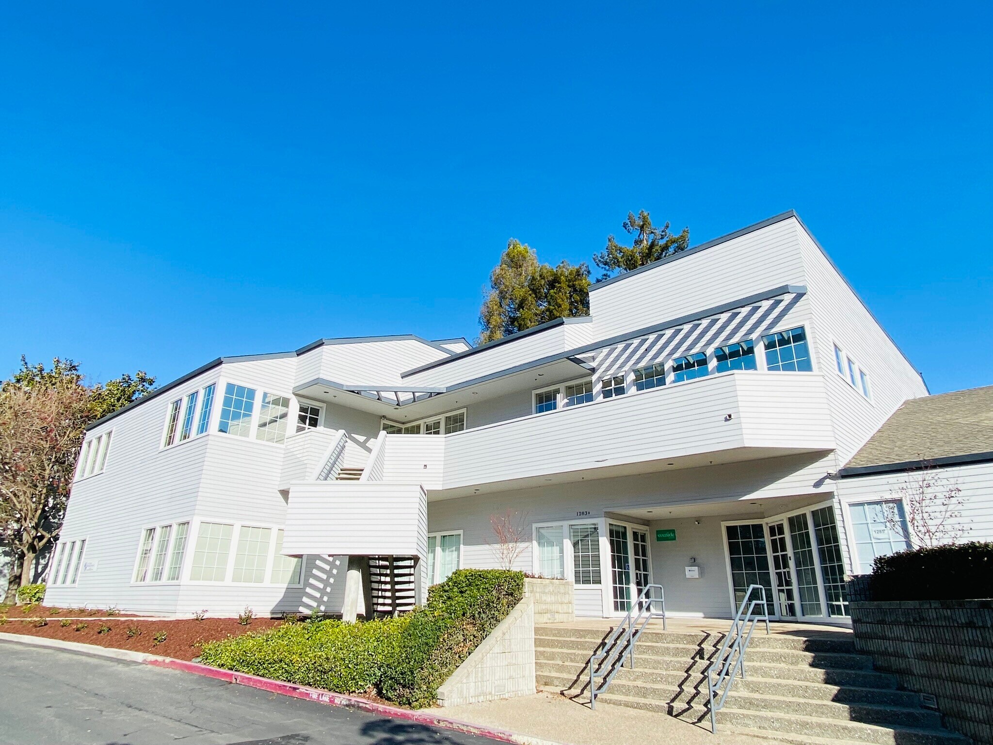 1291-1295 Oakmead Pky, Sunnyvale, CA à louer Photo du bâtiment- Image 1 de 20