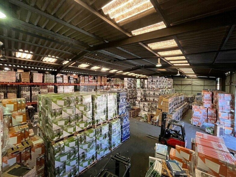 Industrial in Bouc-Bel-Air for lease - Building Photo - Image 3 of 9