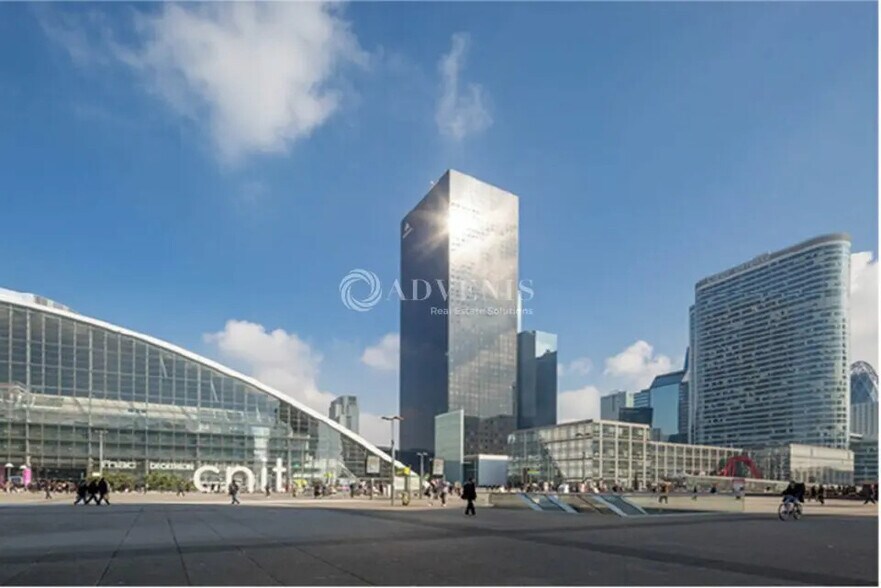 Office in Courbevoie for lease - Building Photo - Image 1 of 5