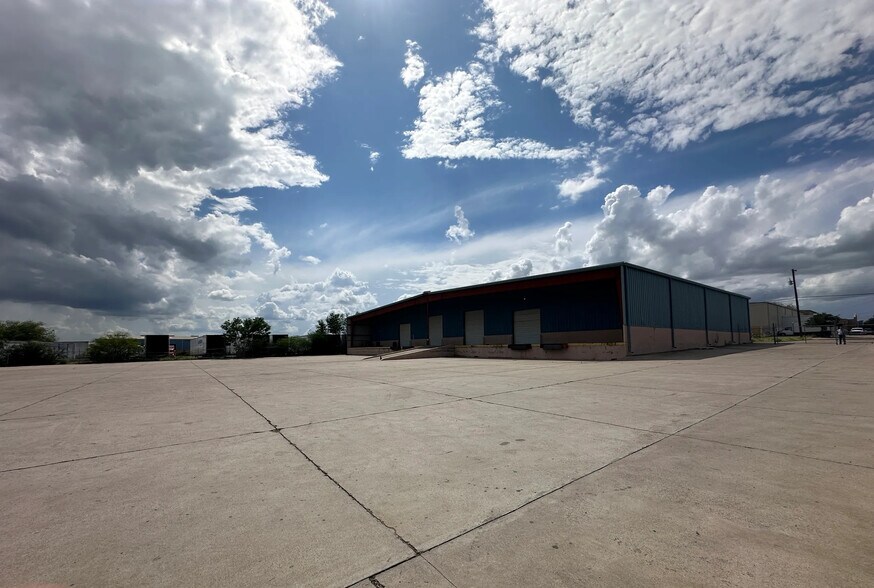711 Enterprise St, Laredo, TX à louer - Photo du bâtiment - Image 3 de 11
