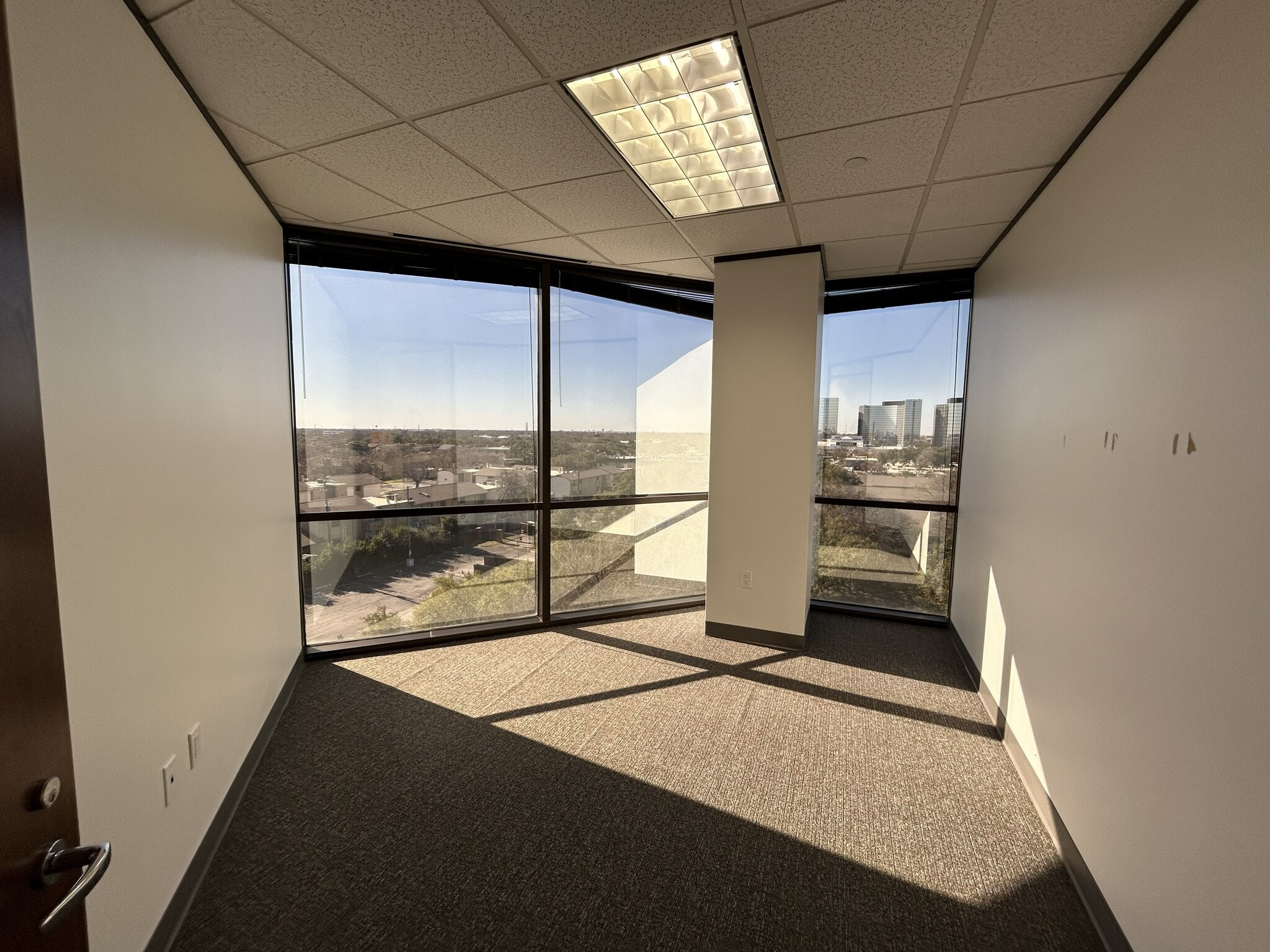 5720 Lyndon B Johnson Fwy, Dallas, TX à louer Photo intérieure- Image 1 de 11