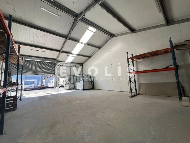 Flex in Saint-Germain-lès-Arpajon for lease - Interior Photo - Image 2 of 12