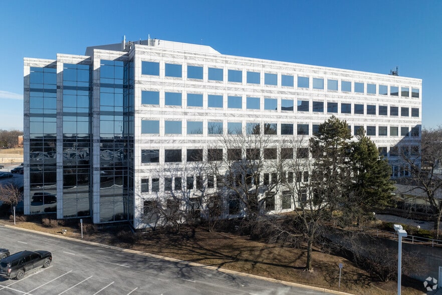 540 Lake Cook Rd, Deerfield, IL for sale - Building Photo - Image 3 of 17