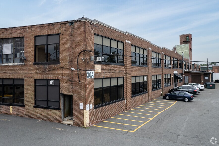 20-21 Wagaraw Rd, Fair Lawn, NJ à louer - Photo du bâtiment - Image 3 de 4