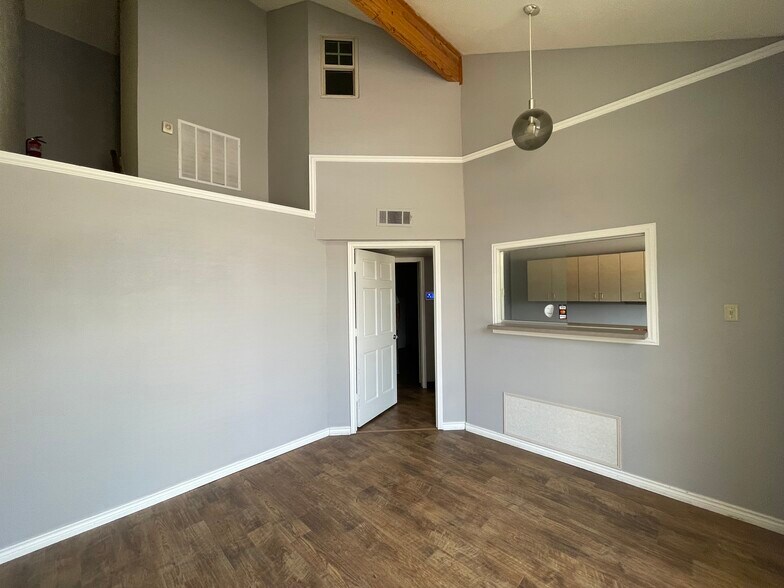 4234 N Interstate 35, Denton, TX à louer - Photo du bâtiment - Image 2 de 17