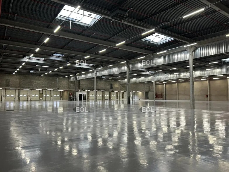 Industrial in Saint-Witz for lease - Building Photo - Image 3 of 3