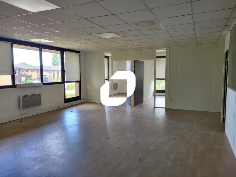 Bureau dans Lezennes à louer - Photo du bâtiment - Image 2 de 7