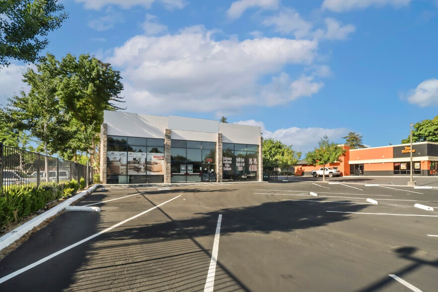 73 W Court St, Woodland, CA à vendre - Photo du bâtiment - Image 2 de 19