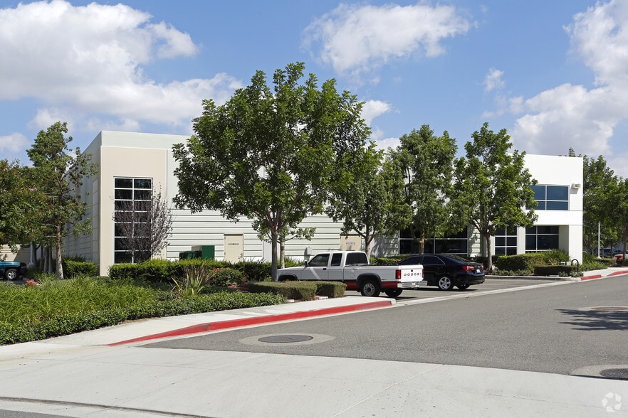 10254-10258 Birtcher Dr, Jurupa Valley, CA à louer - Photo du bâtiment - Image 2 de 4