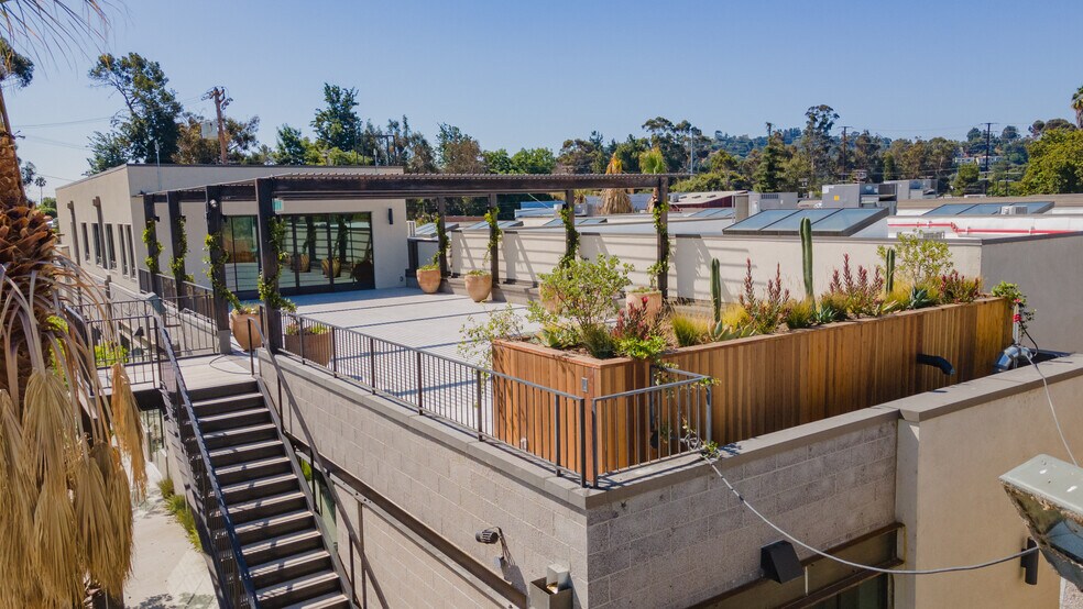3021 Gilroy St, Los Angeles, CA à louer - Photo du bâtiment - Image 3 de 17