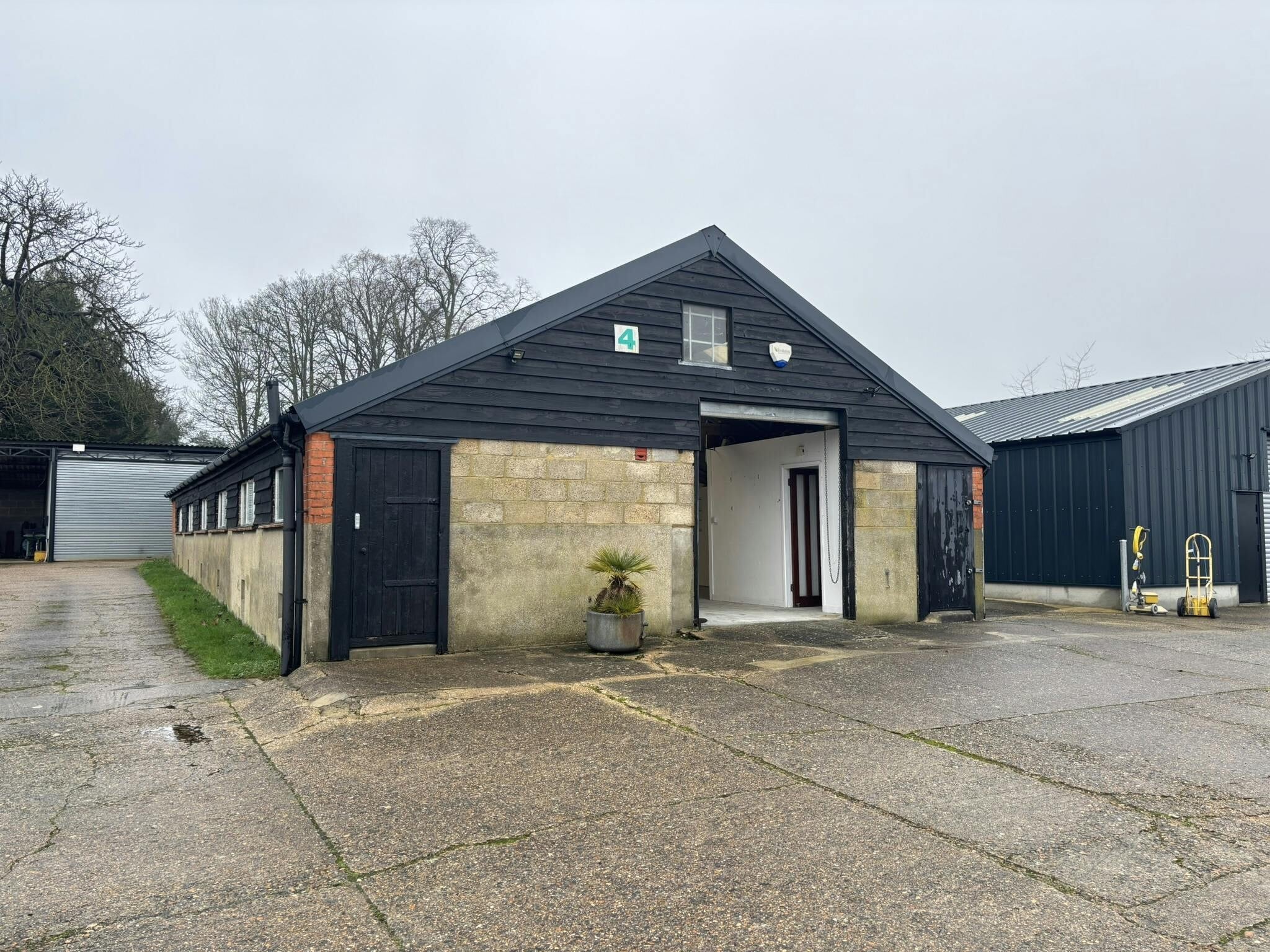 Pinkneys Grn, Maidenhead for lease Building Photo- Image 1 of 2