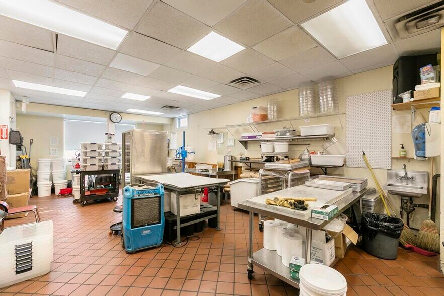 202 Neponset Valley Pky, Hyde Park, MA à vendre - Photo du bâtiment - Image 2 de 9