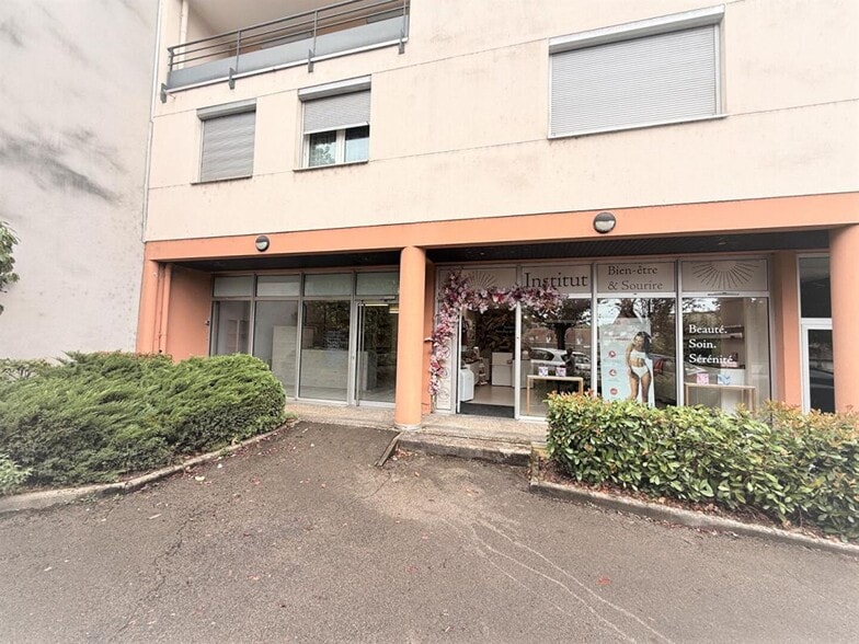 Retail in Besancon for sale - Building Photo - Image 1 of 4