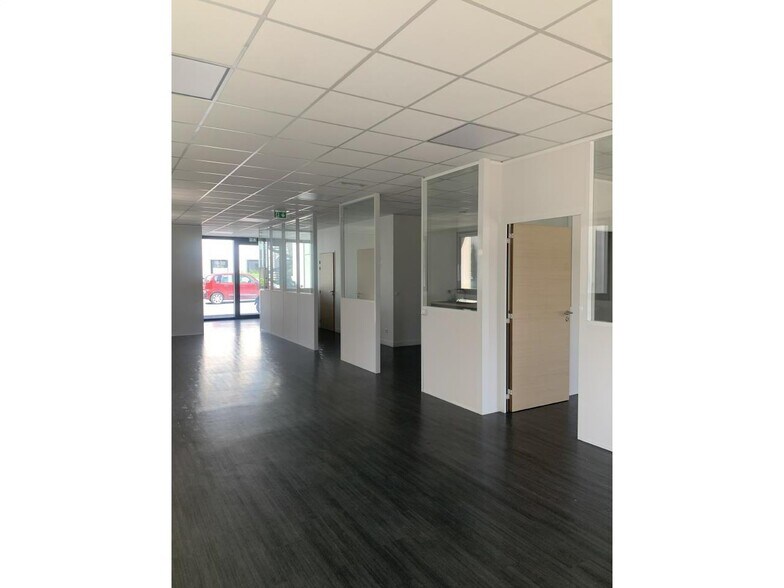 Bureau dans Saint-Denis à louer - Photo du bâtiment - Image 1 de 19