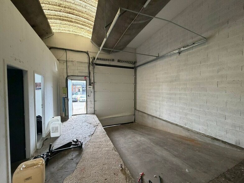 Flex in Saint-Priest for lease - Interior Photo - Image 3 of 10