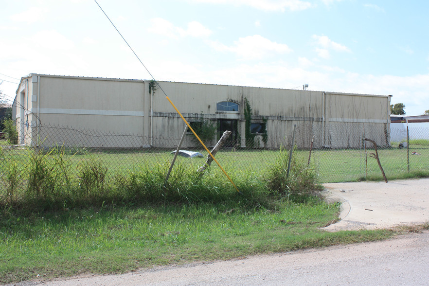 502 SW Douglas Ave, Lawton, OK for sale - Building Photo - Image 2 of 11