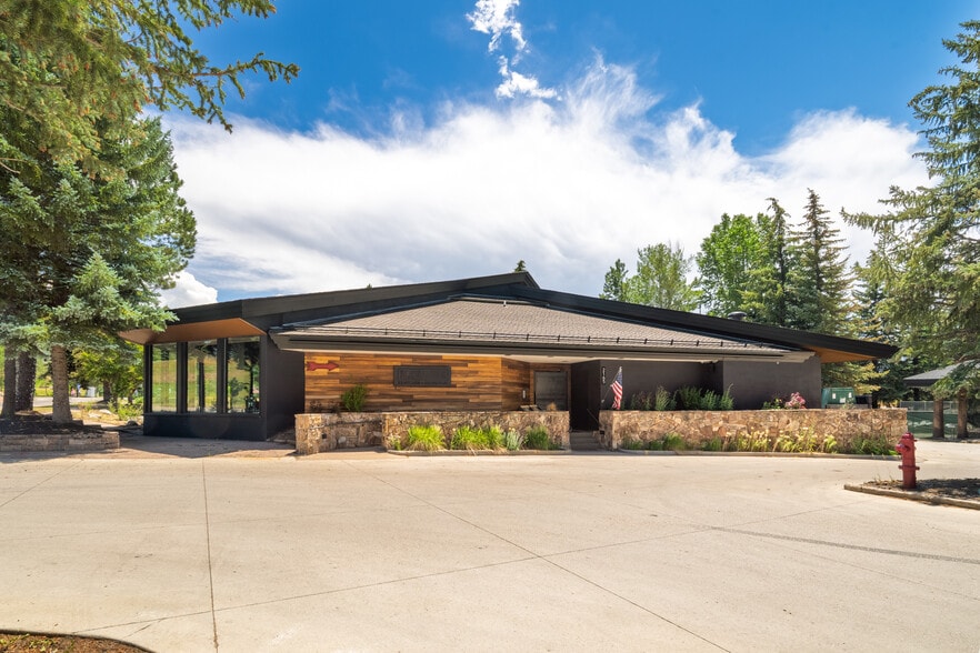 2165 Pine Grove Rd, Steamboat Springs, CO à vendre - Photo du bâtiment - Image 2 de 12