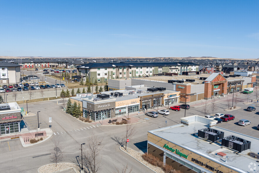 2060 Symons Valley Pky, Calgary, AB à louer - Photo du bâtiment - Image 3 de 26