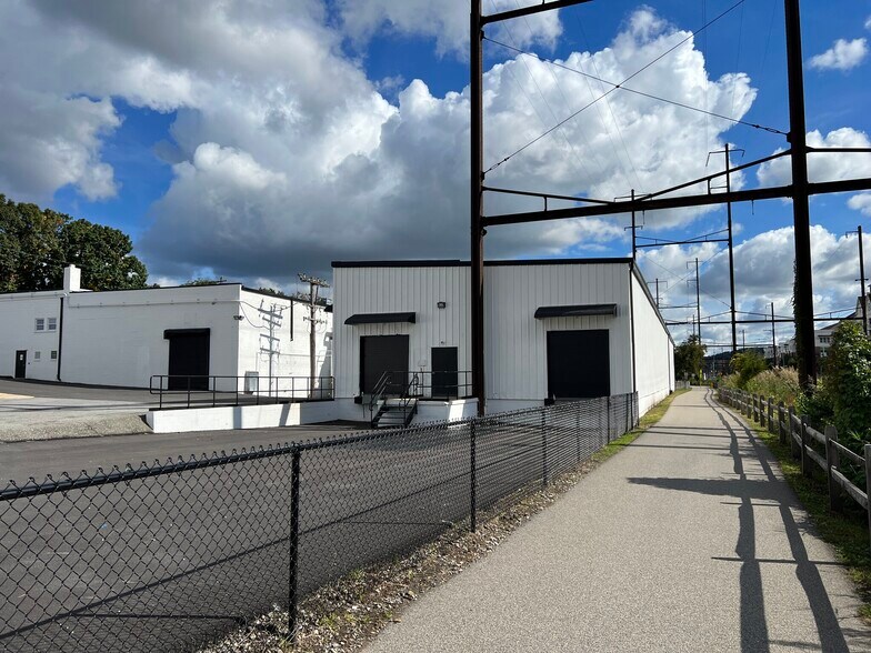 241 E Elm St, Conshohocken, PA à louer - Photo du bâtiment - Image 2 de 5