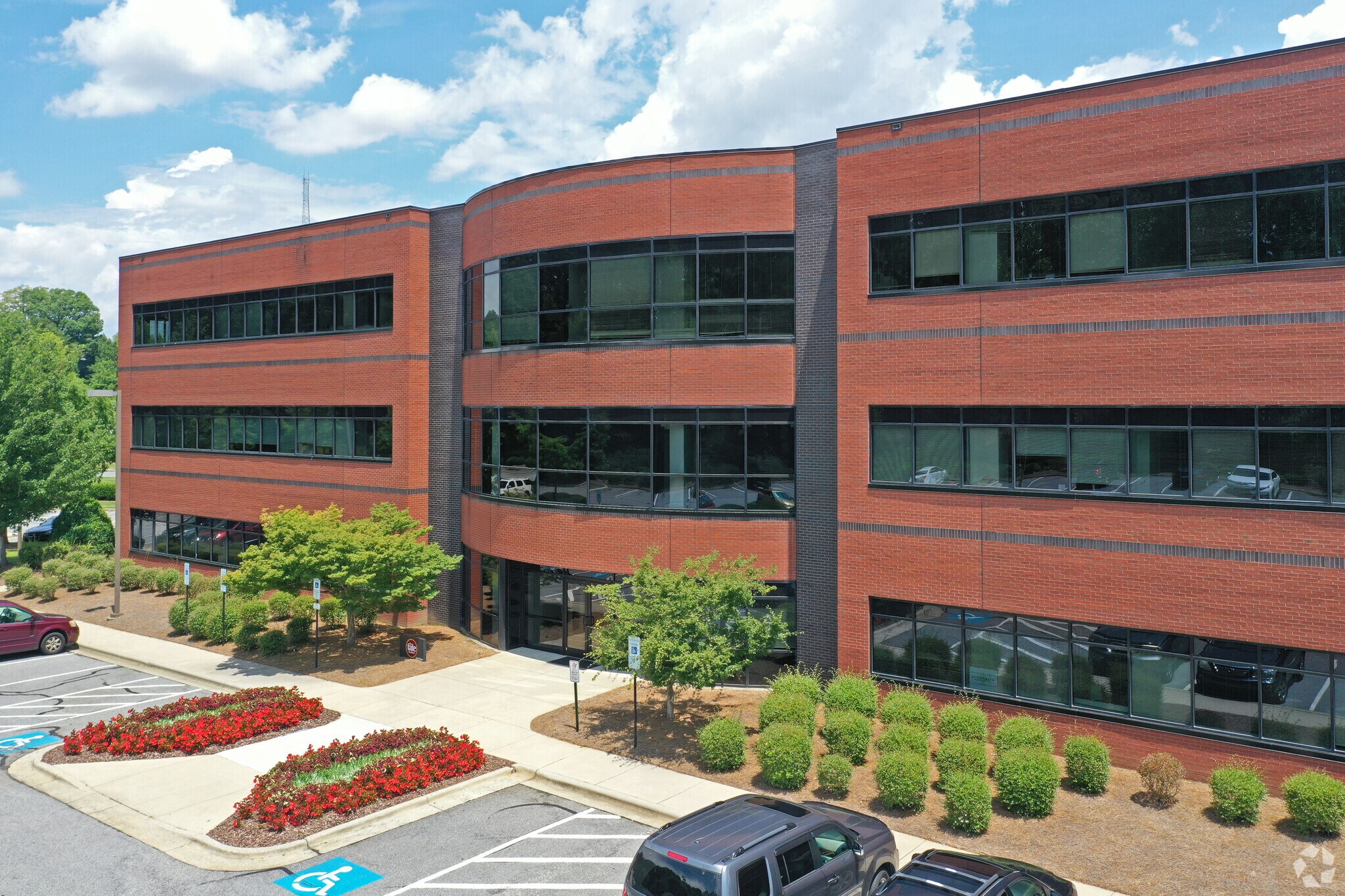717 Green Valley Rd, Greensboro, NC à louer Photo du bâtiment- Image 1 de 10