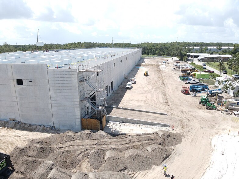 4908 W Linebaugh Ave, Tampa, FL à louer - Photo de construction - Image 2 de 3