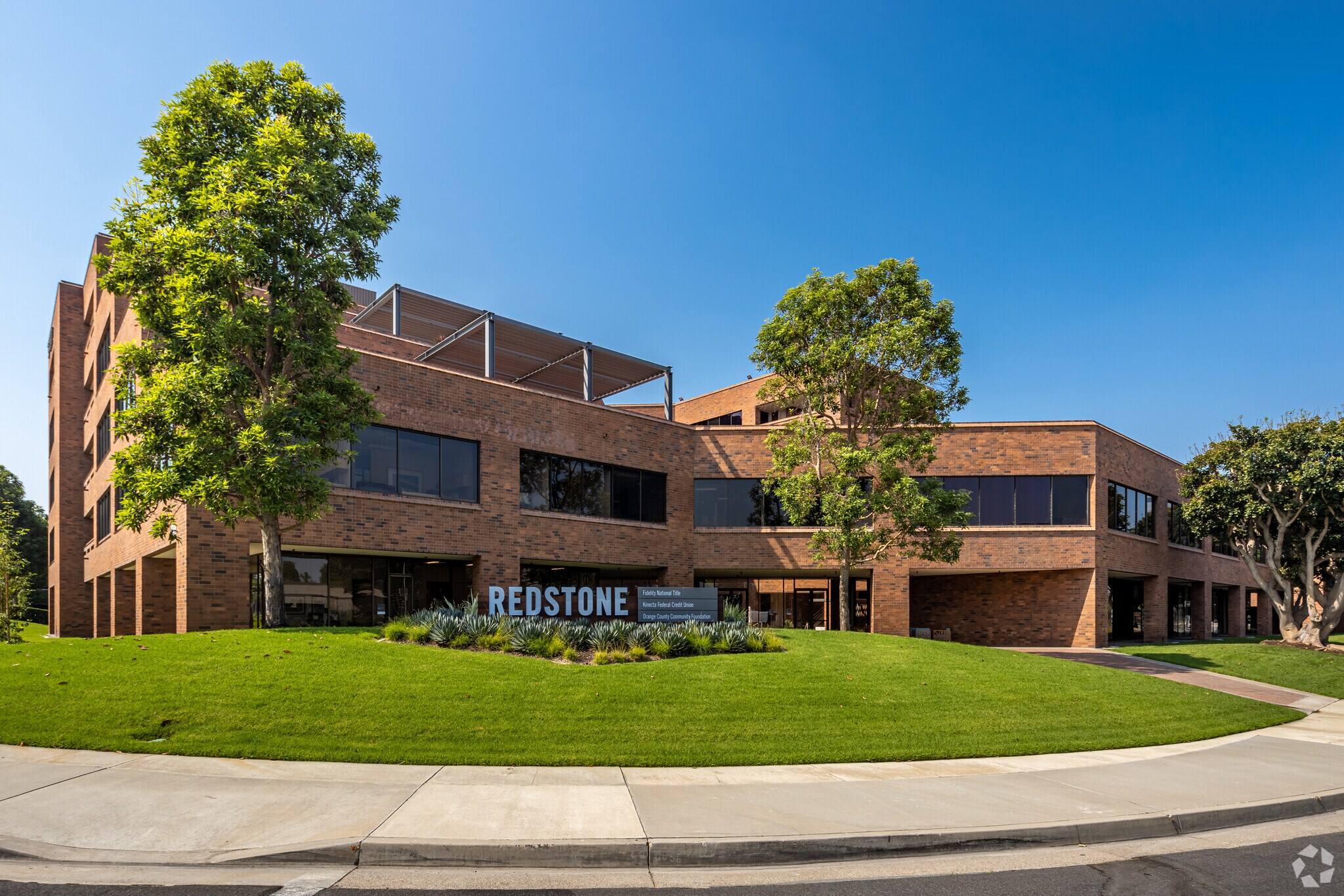 4041 MacArthur Blvd, Newport Beach, CA à louer Photo du bâtiment- Image 1 de 13