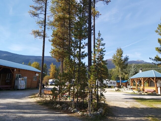 More details for 991 Frontage rd, Blue River, BC - Hospitality for Sale